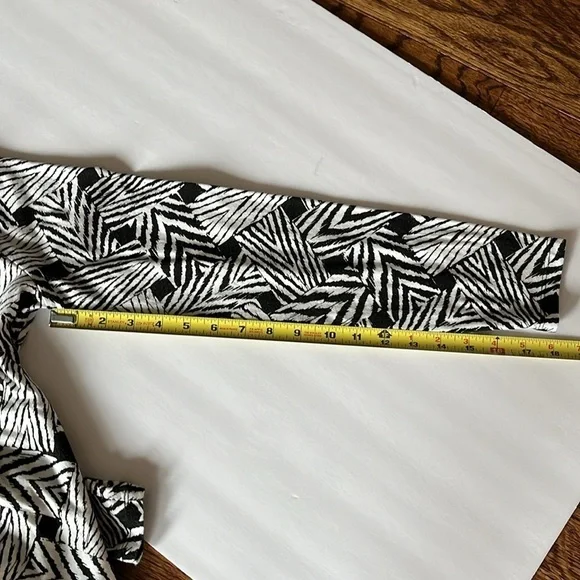 Jones New York Long Sleeve V-Neck Top Black/White Size S - Picture 11 of 11